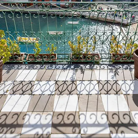 Splendid In Apartment *